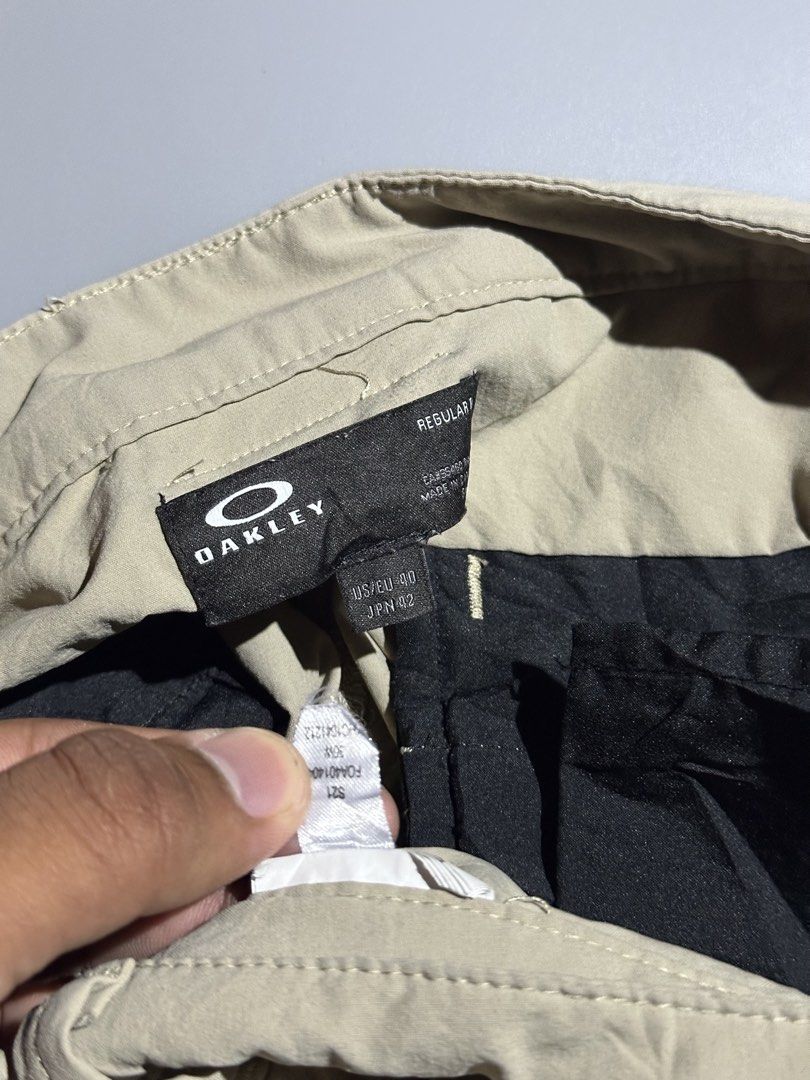 OAKLEY CHINO SHORT (Category: Chinos) located in Makati City. Submitted by js.street.finds (Listing ID 1462063525, Image 3). Description: DIMES W40LENGTH 21 HEM 11.