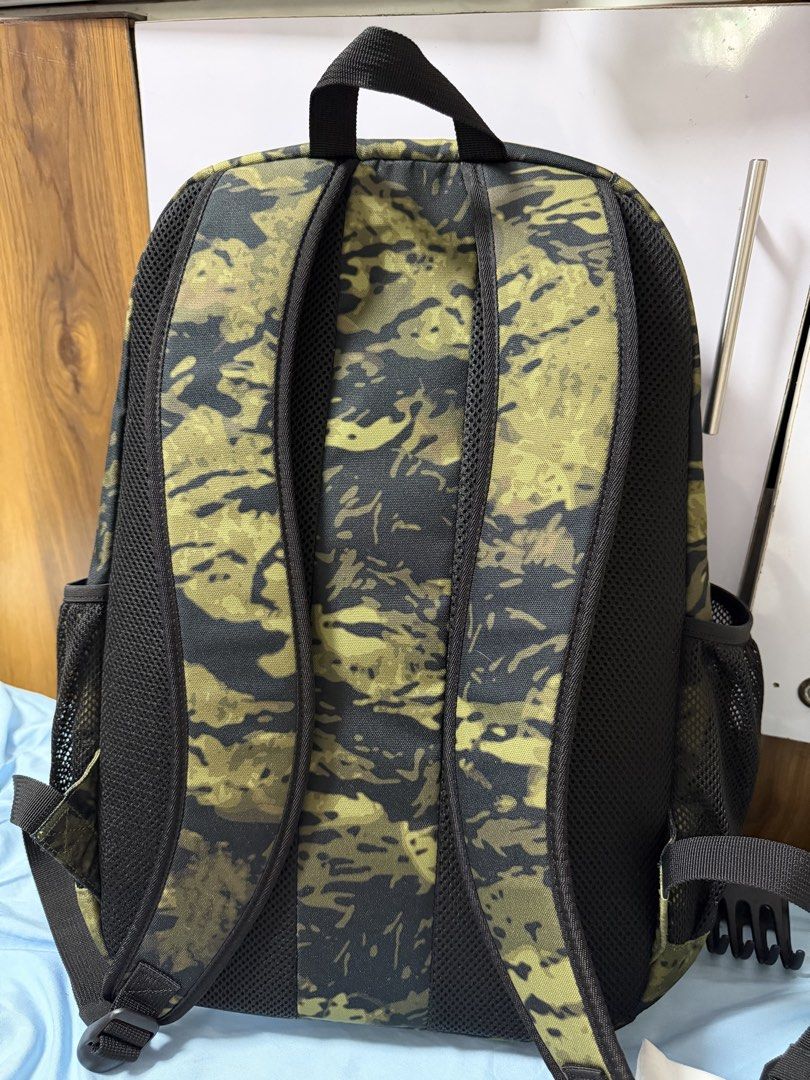 Oakley Enduro 25Lt Camo Backpack with Eyewear Pocket (Category: Backpacks) located in Cainta. Submitted by tinpalma (Listing ID 1462095085, Image 3). Description: - Stylish Oakley backpack in a cool camouflage print. - Dedicated, padded eyewear pocket at the top for safe storage. - Spacious main compartment for all your essentials. - Convenient side mesh pockets for water bottles or umbrellas. - Comfortable padded shoulder straps for easy carryin
