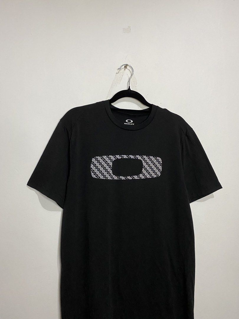 Oakley OHydrolics Dri-Fit Tee (Category: Tshirts & Polo Shirts ) located in San Pedro. Submitted by kristofesp08227 (Listing ID 1462232399, Image 2). Description: Oakley OHydrolics Dri-Fit Tee Sz Medium on tag 21 x 29 9/10 condition 9/10 color rate PM FOR MORE DETAILS .