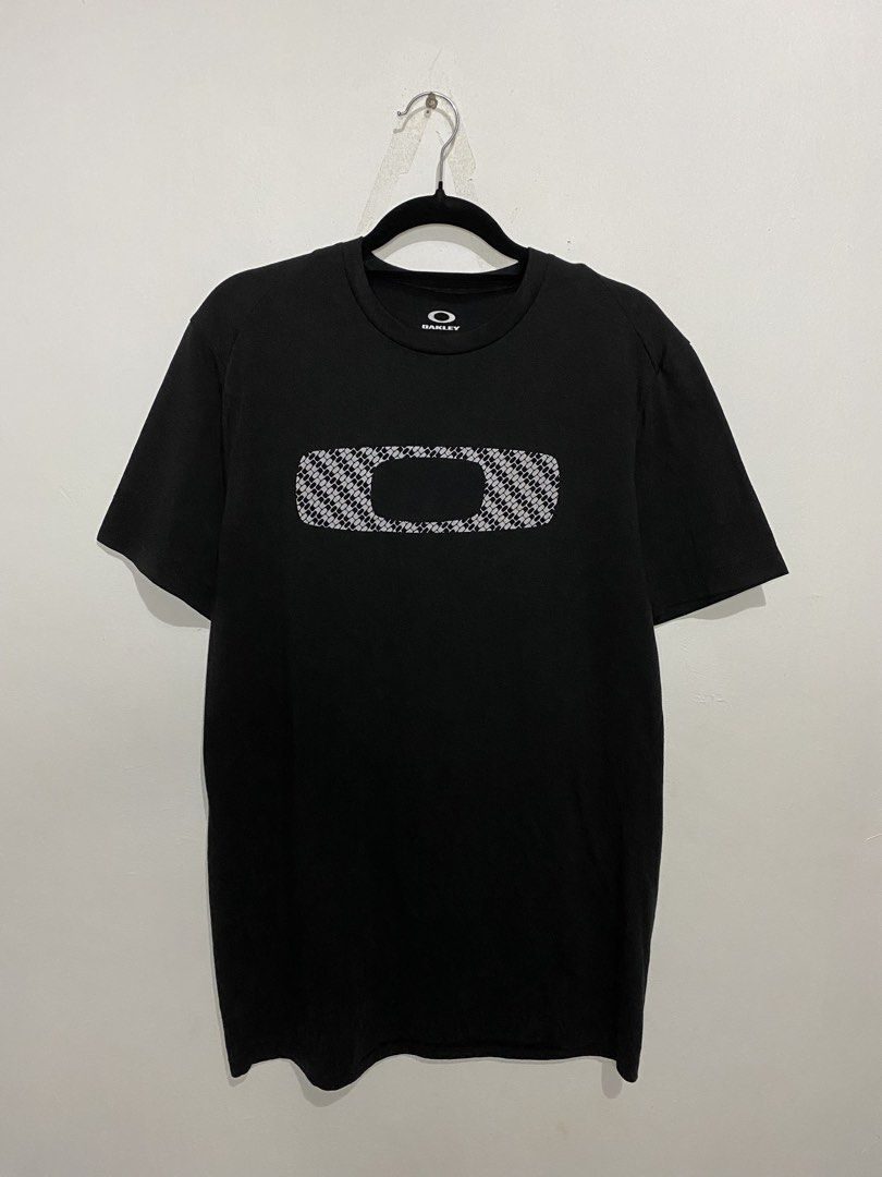 Oakley OHydrolics Dri-Fit Tee (Category: Tshirts & Polo Shirts ) located in San Pedro. Submitted by kristofesp08227 (Listing ID 1462232399, Image 1). Description: Oakley OHydrolics Dri-Fit Tee Sz Medium on tag 21 x 29 9/10 condition 9/10 color rate PM FOR MORE DETAILS .