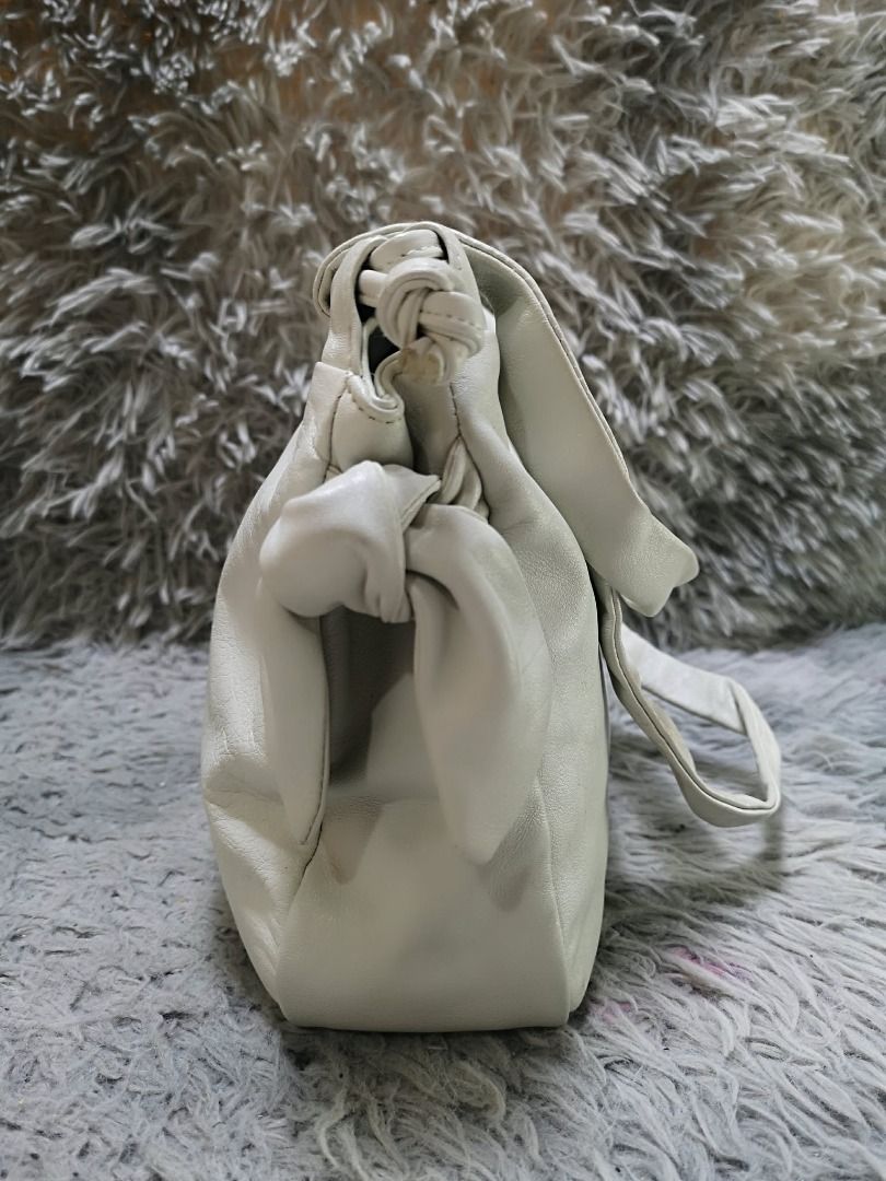 Off White Fabric Multi Pocket Shoulder Bag (Category: Shoulder Bags) located in Santa Cruz. Submitted by jmy_surplus.2 (Listing ID 1462042739, Image 2). Description: Size ; L - 9 W - 12 Color ; Off White Type ; Shoulder bag Brand ; No brand Material ; Nylon Style ; Off White Snap Closure With Side Pockets Shoulder Bag LR 165 JMY 4 Batch #220.