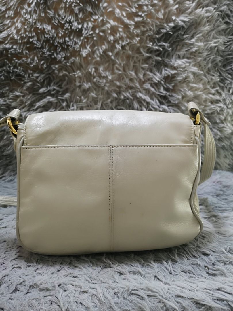 Off White Synthetic leather Crossbody Bag (Category: Cross-body Bags) located in Santa Cruz. Submitted by jmy_surplus.2 (Listing ID 1462043664, Image 3). Description: Size ; L - 8 W - 10 Color ; Off White Type ; Crossbody Bag Brand ; No brand Material ; Leather Style ; Off White Smooth Leather Crossbody Bag LR 165 JMY 4 Batch #220.