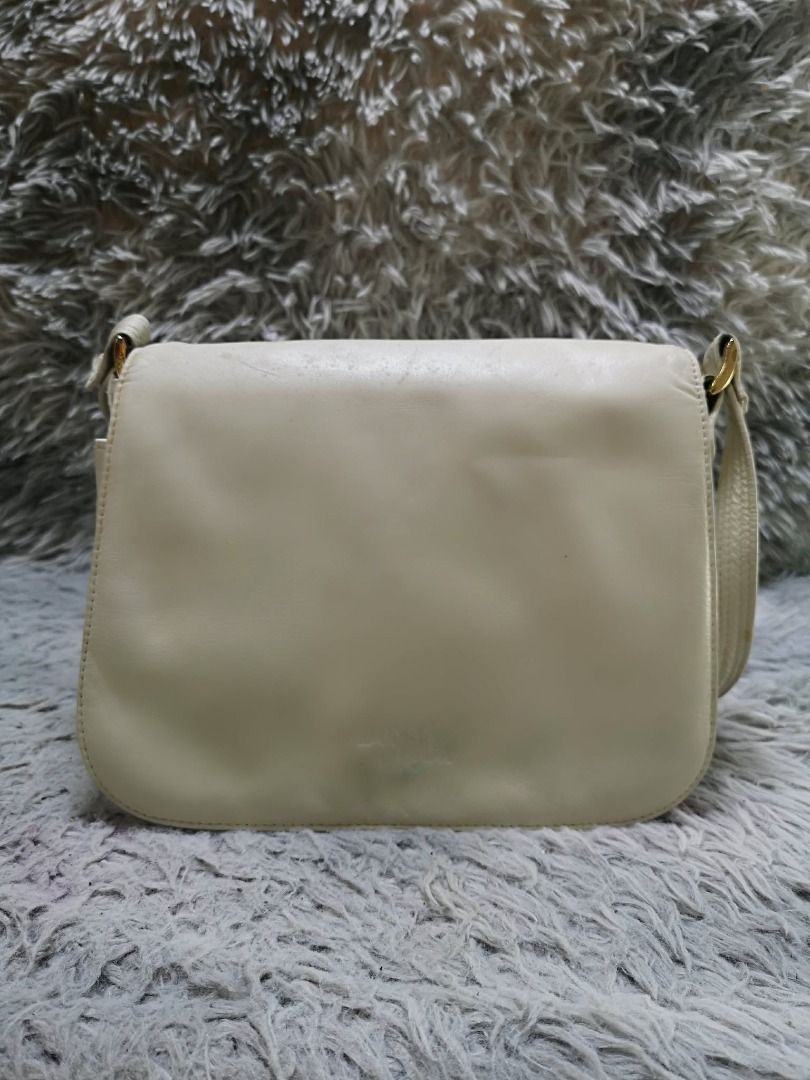 Off White Synthetic leather Crossbody Bag (Category: Cross-body Bags) located in Santa Cruz. Submitted by jmy_surplus.2 (Listing ID 1462043664, Image 1). Description: Size ; L - 8 W - 10 Color ; Off White Type ; Crossbody Bag Brand ; No brand Material ; Leather Style ; Off White Smooth Leather Crossbody Bag LR 165 JMY 4 Batch #220.