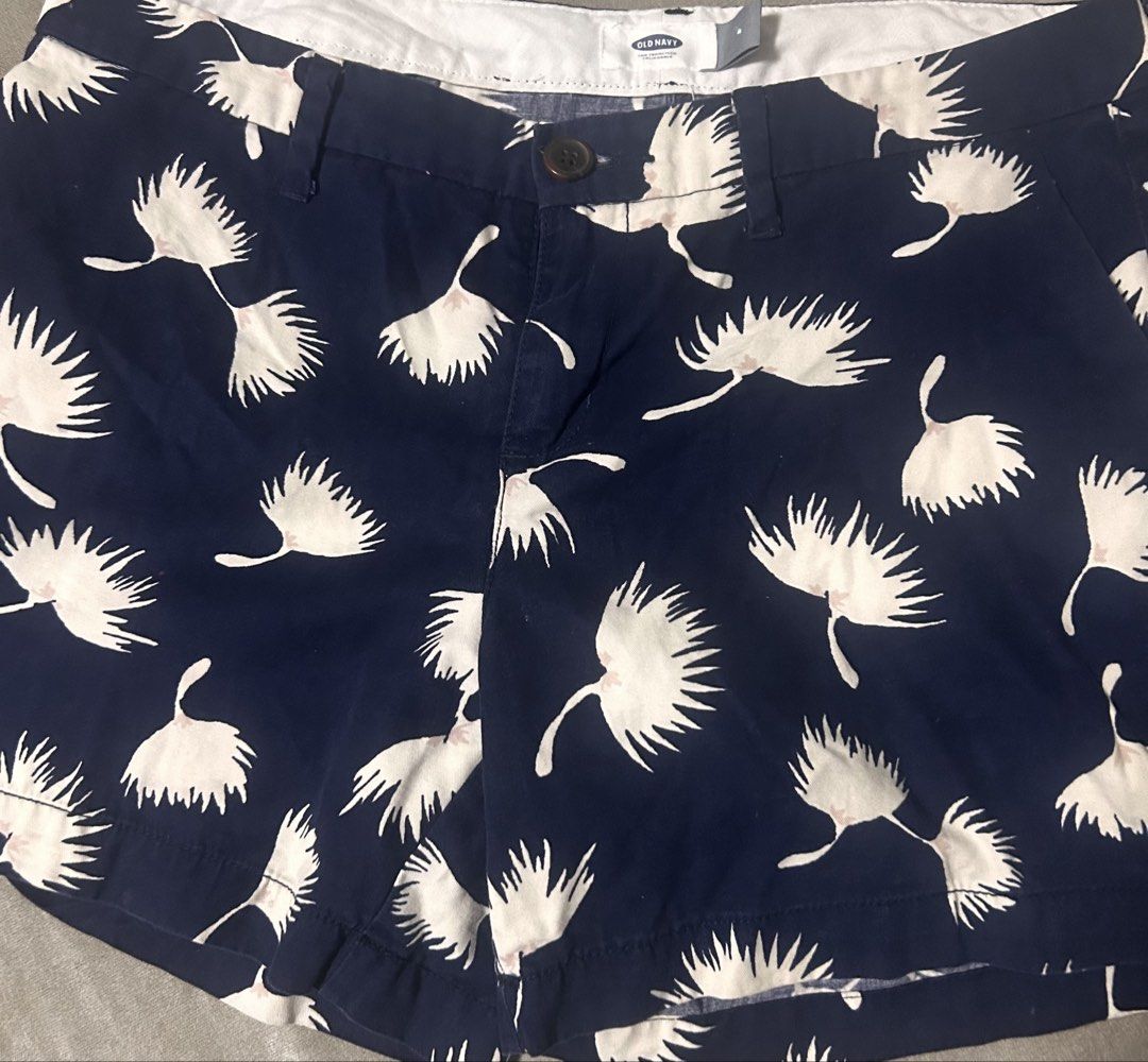 OLD NAVY (Category: Shorts) located in Davao. Submitted by sart0ria85 (Listing ID 1462175787, Image 3). Description: A dark blue beach shorts in. A white leaf print. 100% COTTON MADE IN VIETNAM 🇻🇳 SMALL. Size 4 VERY GOOD CONDITION (87/100).