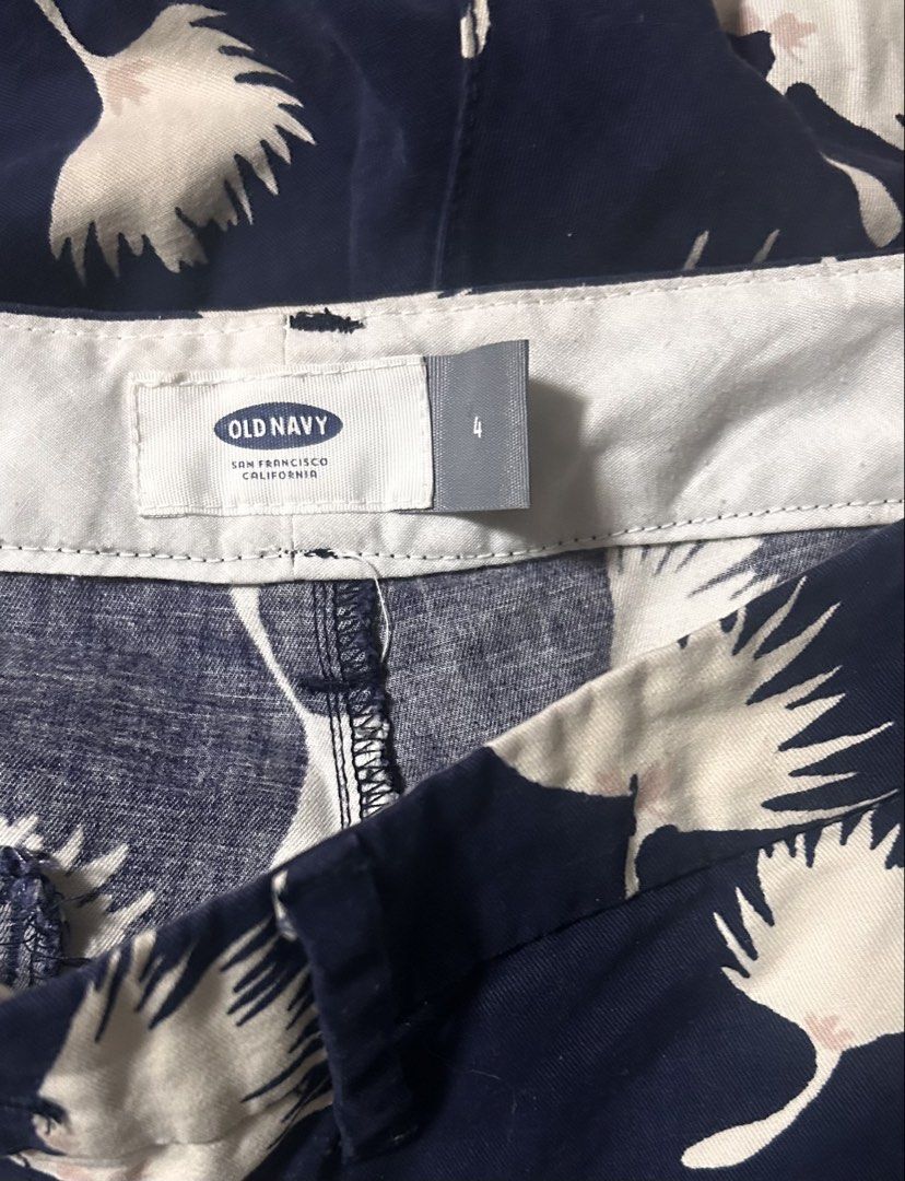 OLD NAVY (Category: Shorts) located in Davao. Submitted by sart0ria85 (Listing ID 1462175787, Image 2). Description: A dark blue beach shorts in. A white leaf print. 100% COTTON MADE IN VIETNAM 🇻🇳 SMALL. Size 4 VERY GOOD CONDITION (87/100).