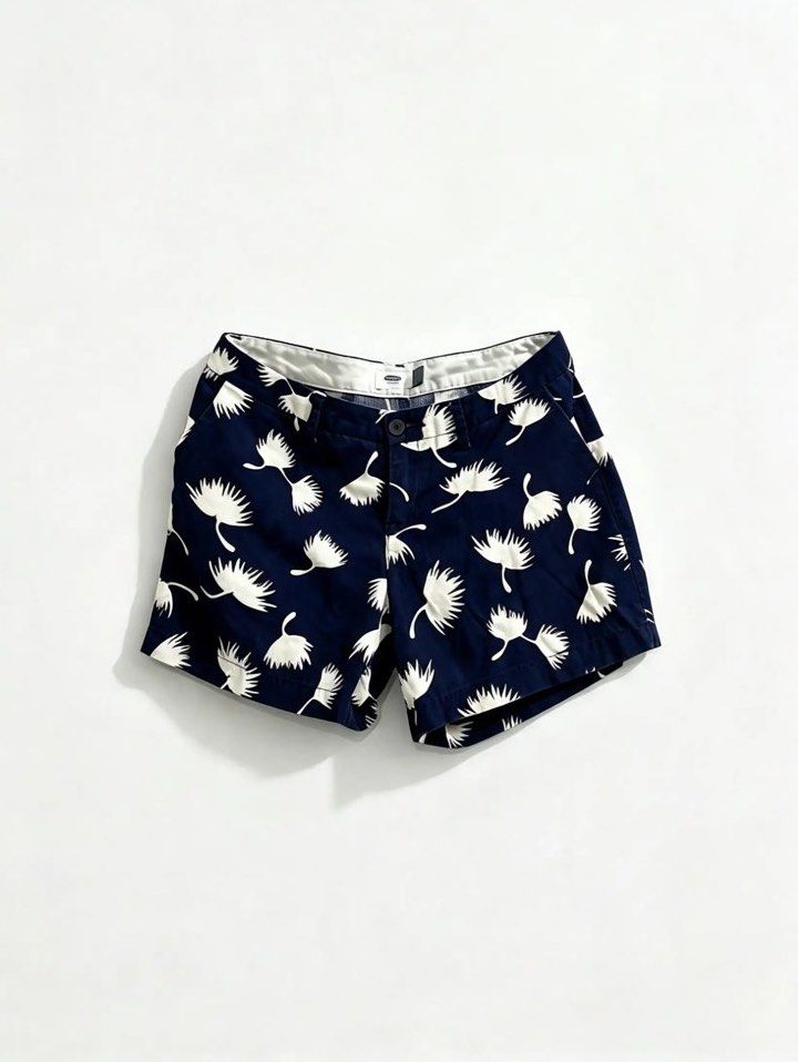 OLD NAVY (Category: Shorts) located in Davao. Submitted by sart0ria85 (Listing ID 1462175787, Image 1). Description: A dark blue beach shorts in. A white leaf print. 100% COTTON MADE IN VIETNAM 🇻🇳 SMALL. Size 4 VERY GOOD CONDITION (87/100).