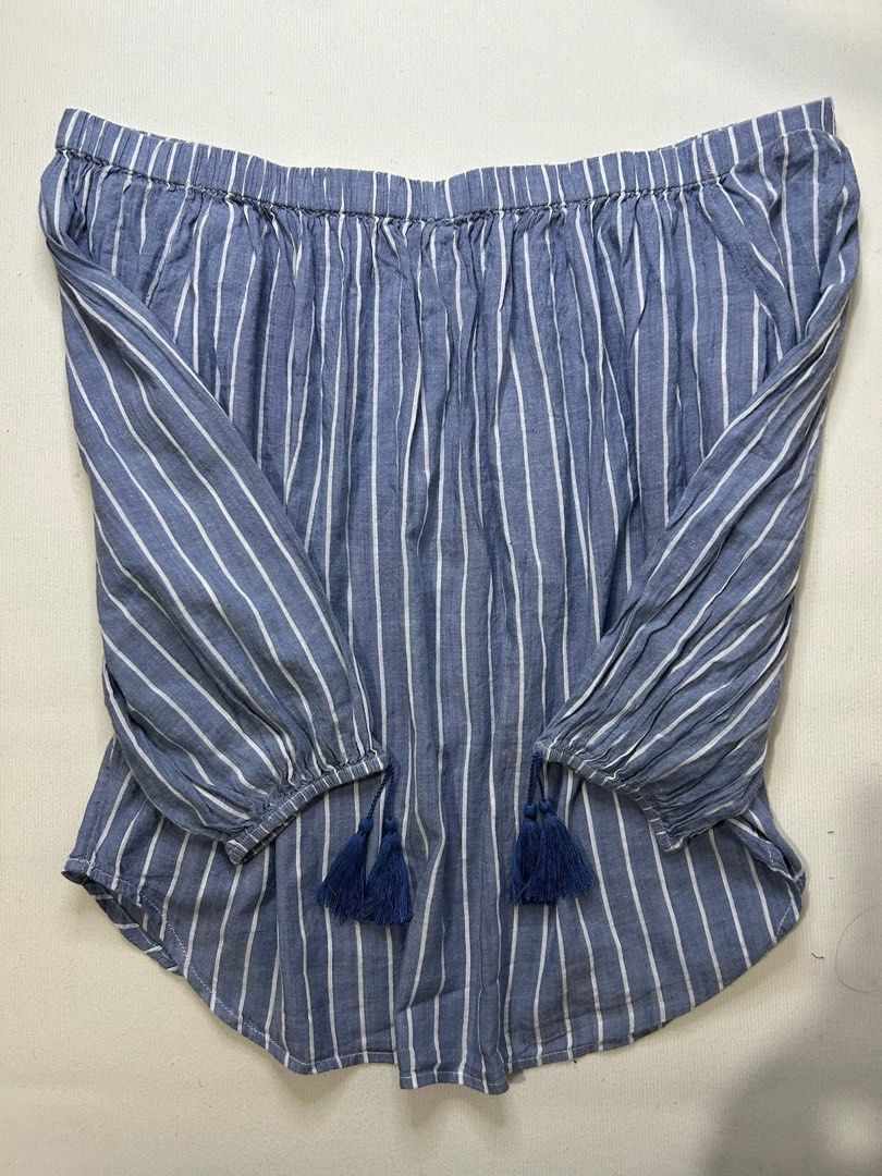 OLD NAVY BLOUSE (Category: Blouses) located in Quezon City. Submitted by bdmc.clothing (Listing ID 1462173844, Image 2). Description: Brand: Old Navy Type of Clothing: Blouse Size on tag: Medium Issues: None Condition: Like New Fabric: 55% cotton 45 % rayon Price: 400 #thriftstorefinds #vintagefinds #oldnavy.
