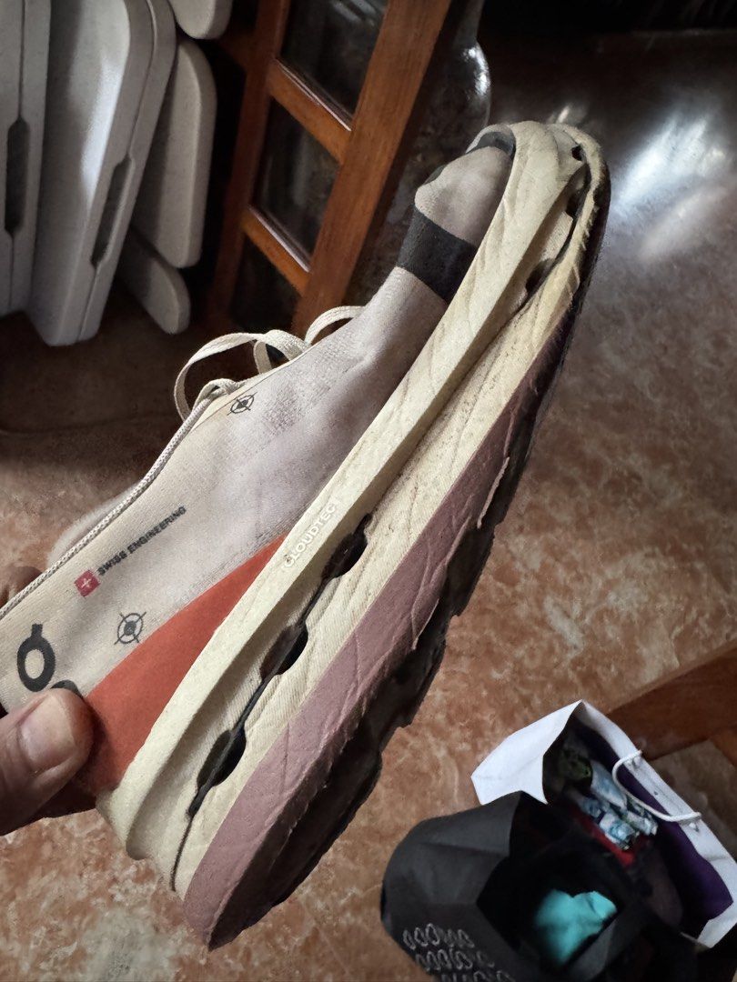 On cloud boom echo 3 (Category: Casual Shoes) located in Marikina City. Submitted by josefm5g8_11 (Listing ID 1462104667, Image 3). Description: On cloud boom echo 3 Flame white colorway Condition: 7/10.