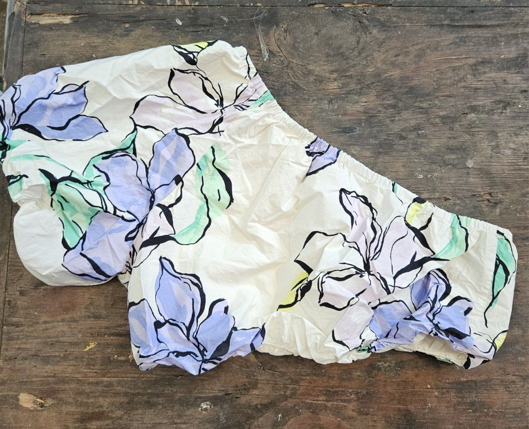 One shoulder floral top (Category: Others Tops) located in Santa Rosa. Submitted by veesgoodfinds (Listing ID 1462074783, Image 1). Description: Like New medium size.