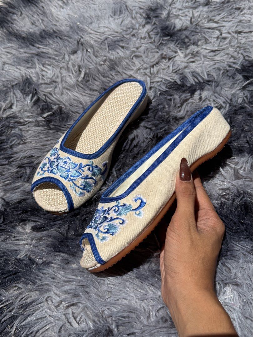 Open toe flat mules (Category: Sandals) located in Santiago. Submitted by findsbyjew (Listing ID 1462087726, Image 1). Description: Open toe flat mules • actual pic posted • as is waley box can do shipping nationwide via jnt! Loc: Isabela.