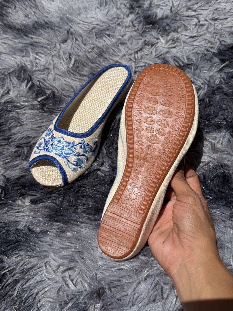 Open toe flat mules (Category: Sandals) located in Santiago. Submitted by findsbyjew (Listing ID 1462087726, Image 2). Description: Open toe flat mules • actual pic posted • as is waley box can do shipping nationwide via jnt! Loc: Isabela.