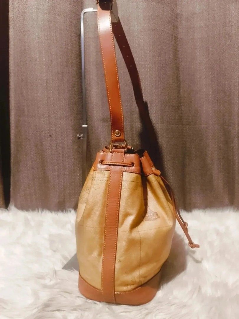 Original Alviero Martini (Category: Shoulder Bags) located in Cabuyao City. Submitted by secondhand.shop.ph (Listing ID 1462144674, Image 3). Description: Sale❗Sale❗Sale❗ Original Alviero Martini VINTAGE Large size Genuine leather trim w/ provided dustbag 📌First to pay.