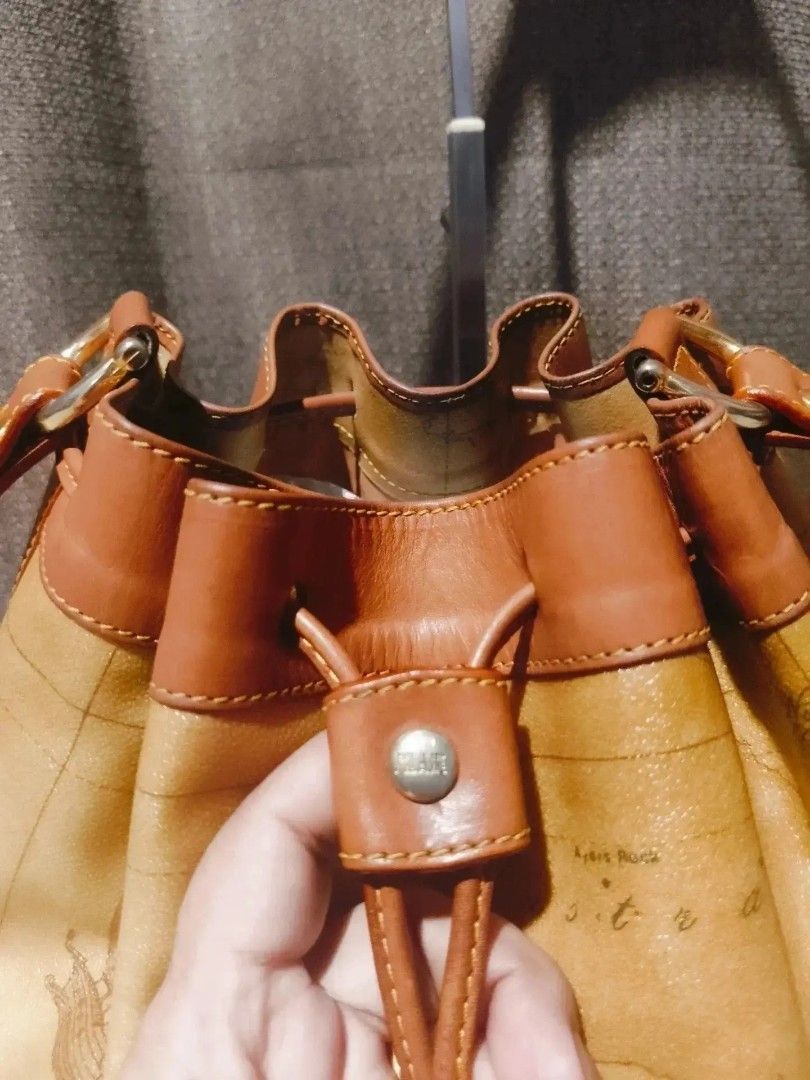 Original Alviero Martini (Category: Shoulder Bags) located in Cabuyao City. Submitted by secondhand.shop.ph (Listing ID 1462144674, Image 2). Description: Sale❗Sale❗Sale❗ Original Alviero Martini VINTAGE Large size Genuine leather trim w/ provided dustbag 📌First to pay.