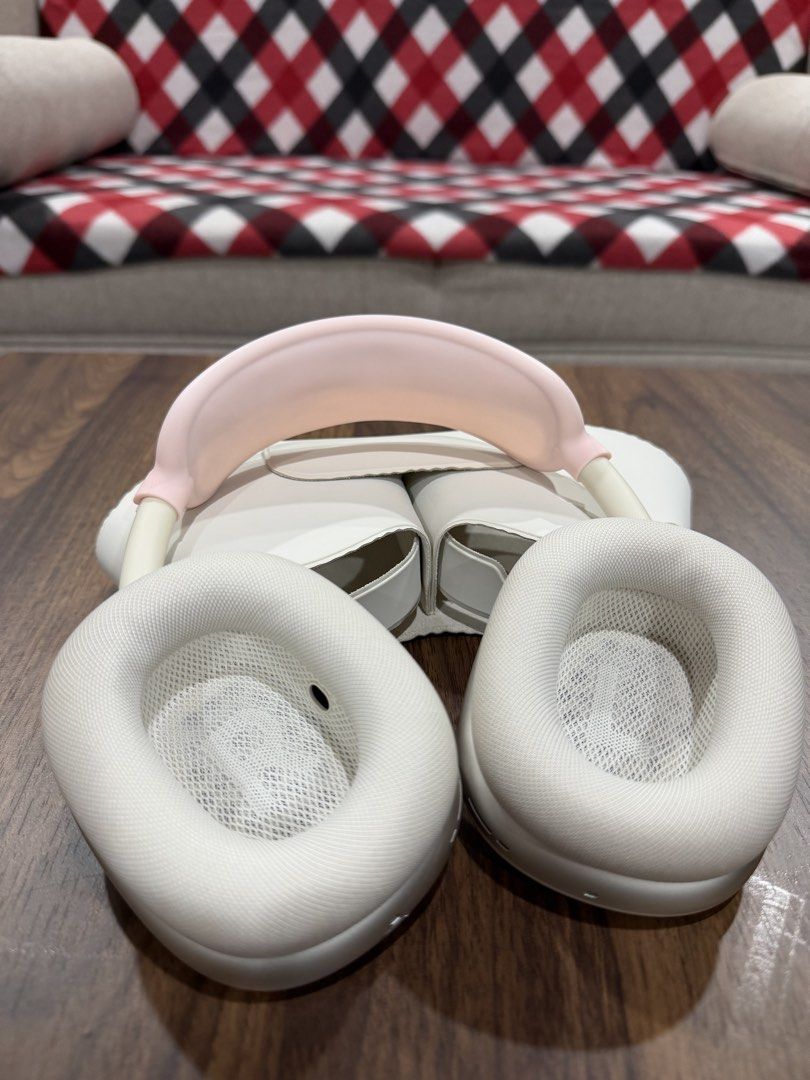 Original Apple AirPods Max / Starlight (Category: Headphones & Headsets) located in Taguig. Submitted by kyliehg2020 (Listing ID 1462210119, Image 2). Description: FOR SALE: Apple AirPods Max (USB C) / pre loved Original Apple AirPods Max 2nd Gen (USB C) - Includes original box - Smart case - Purchased from Beyond the Box (receipt available) - Original Price: P34,990 - Selling Price: P20,000 Date of Purchase: March 2025 RFS: Di nagagamit, I alway
