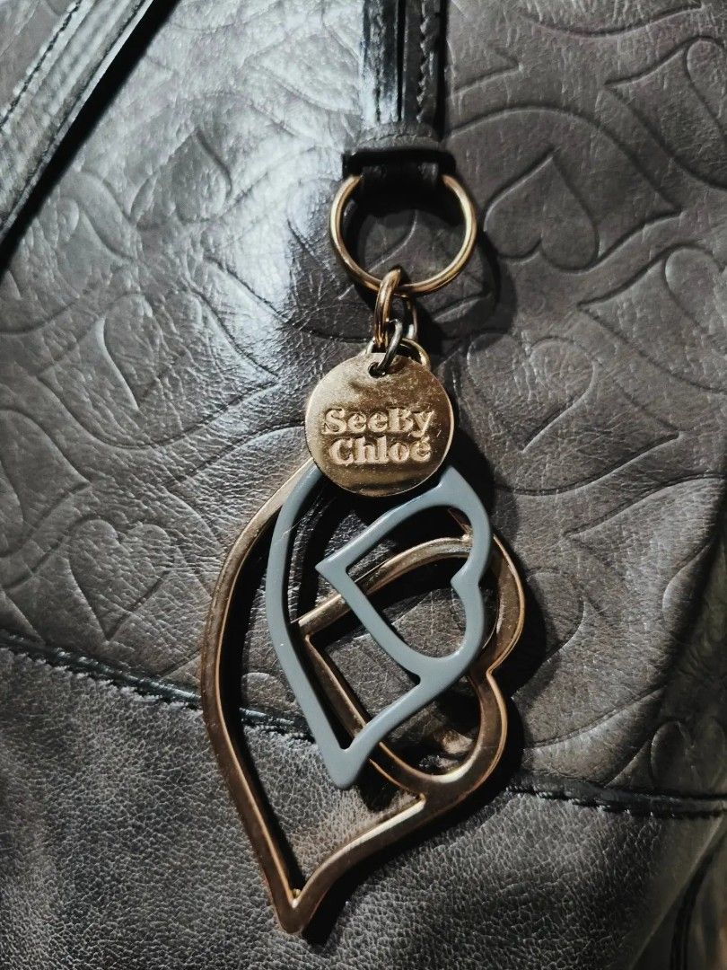 Original CHLOÉ Tote bag (Category: Luxury Bags & Wallets) located in Cabuyao City. Submitted by secondhand.shop.ph (Listing ID 1462139113, Image 2). Description: Sale❗Sale❗Sale❗ ₱2,899 Original CHLOÉ Large Dark gray Pure genuine leather 📌First to pay!.