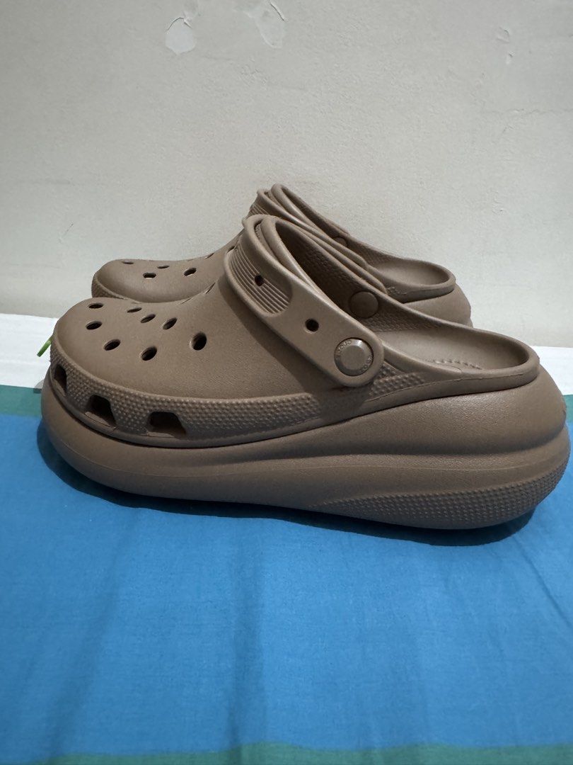 Original Crocs Crush Clog (Category: Announcements) located in Quezon City. Submitted by branded_jo (Listing ID 1462052374, Image 2). Description: Original Crocs Crush Clog Color Brown W8 Brand new with tag Bought in Canada Lalamove Ready.