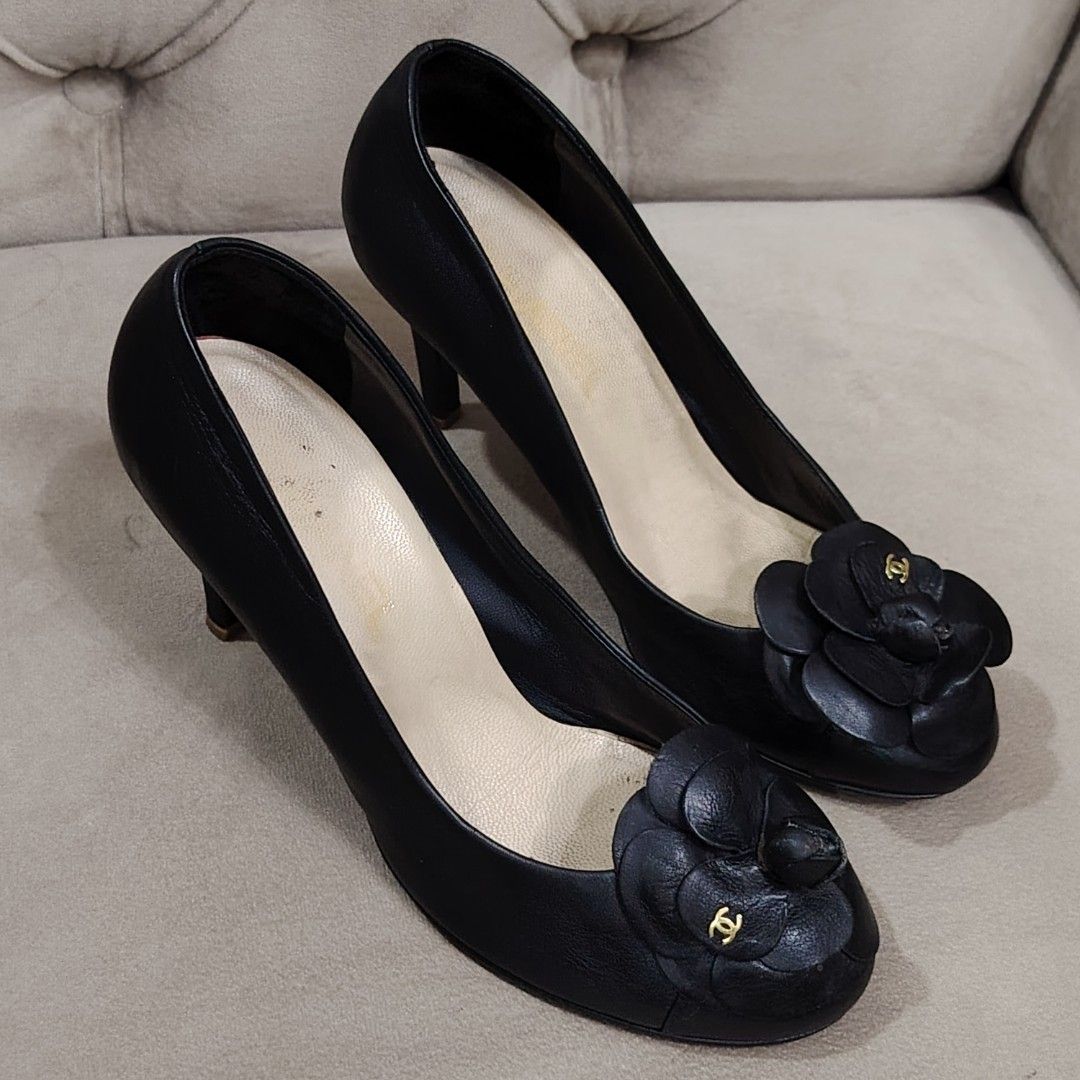 Original preloved Chanel camelia (Category: Sneakers & Footwear) located in San Jose. Submitted by luxie_888 (Listing ID 1462074133, Image 1). Description: Preloved original Size 39C fit to 24cm EXCELLENT CONDITION.