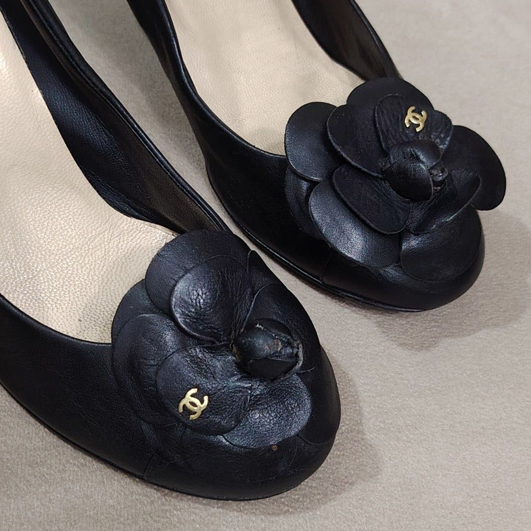 Original preloved Chanel camelia (Category: Sneakers & Footwear) located in San Jose. Submitted by luxie_888 (Listing ID 1462074133, Image 2). Description: Preloved original Size 39C fit to 24cm EXCELLENT CONDITION.