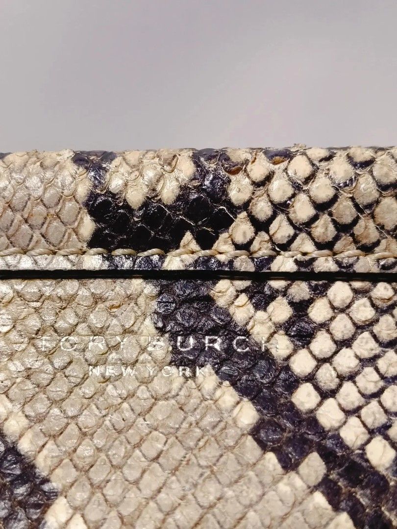 Original TORY BURCH Snake skin (Category: Luxury Bags & Wallets) located in Cabuyao City. Submitted by secondhand.shop.ph (Listing ID 1462138754, Image 2). Description: Sale❗️Sale❗️Sale❗️ ₱2,899 Original TORY BURCH Medium-Large Genuine snake skin w/ provided dustbag 📌First to pay!.