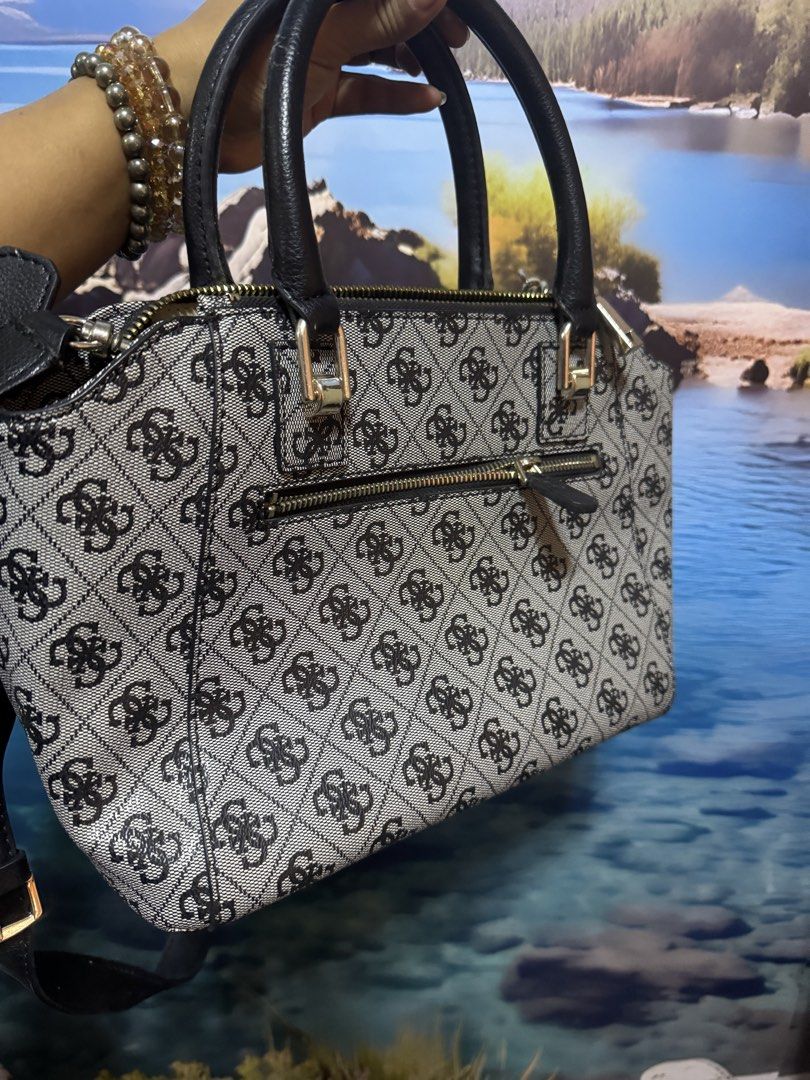 original Two way bag Guess (Category: Luxury Bags & Wallets) located in Manila. Submitted by nylan1227 (Listing ID 1462151735, Image 3). Description: bought in Taiwan.