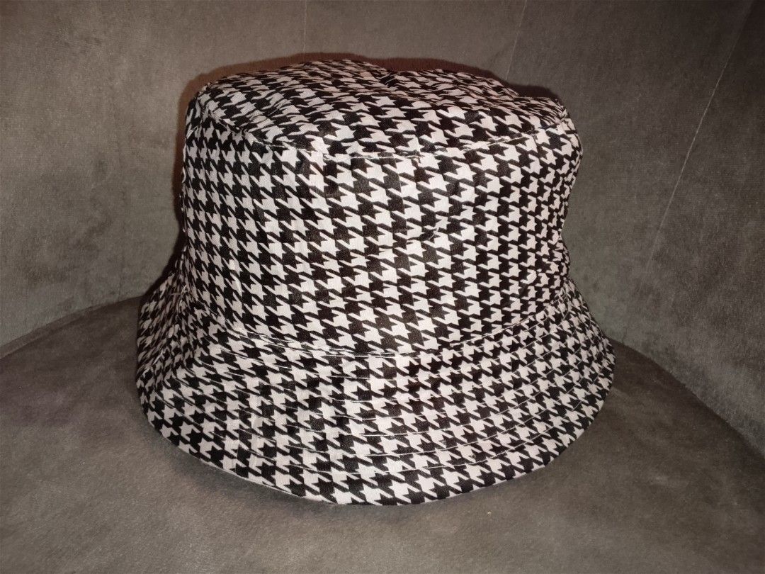 ORLY Classic Houndstooth Print Bucket Hat (Category: Hats & Beanies) located in Binangonan. Submitted by yuristalin888 (Listing ID 1462205453, Image 2). Description: Add a sharp, timeless pattern to your streetwear collection with this ORLY houndstooth bucket hat. Featuring a classic black and white micro-check design, this hat effortlessly bridges retro style and modern casual wear. **Key Features:** * **Brand & Material:** Made by ORLY from 100