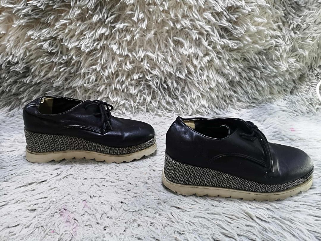 Patterned Wedge Midsole Black lace Up Platform Oxford (Category: Flats & Sandals) located in Santa Cruz. Submitted by jmy_surplus.2 (Listing ID 1462089751, Image 2). Description: Size ; 22.5cm Color ; Black Type ; Oxford Brand ; No brand Material ; Leather Style ; Black leather Lace Up Wedge Sole Shoes LR 159 JMY 4 Batch #220.