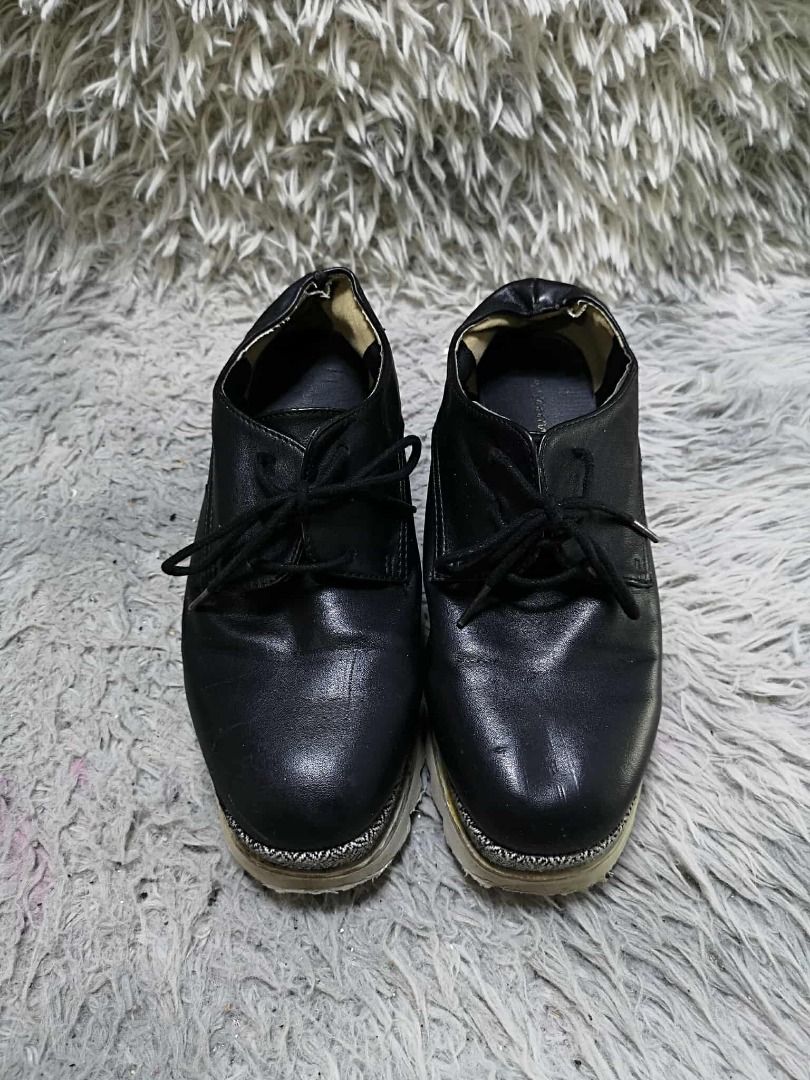 Patterned Wedge Midsole Black lace Up Platform Oxford (Category: Flats & Sandals) located in Santa Cruz. Submitted by jmy_surplus.2 (Listing ID 1462089751, Image 1). Description: Size ; 22.5cm Color ; Black Type ; Oxford Brand ; No brand Material ; Leather Style ; Black leather Lace Up Wedge Sole Shoes LR 159 JMY 4 Batch #220.