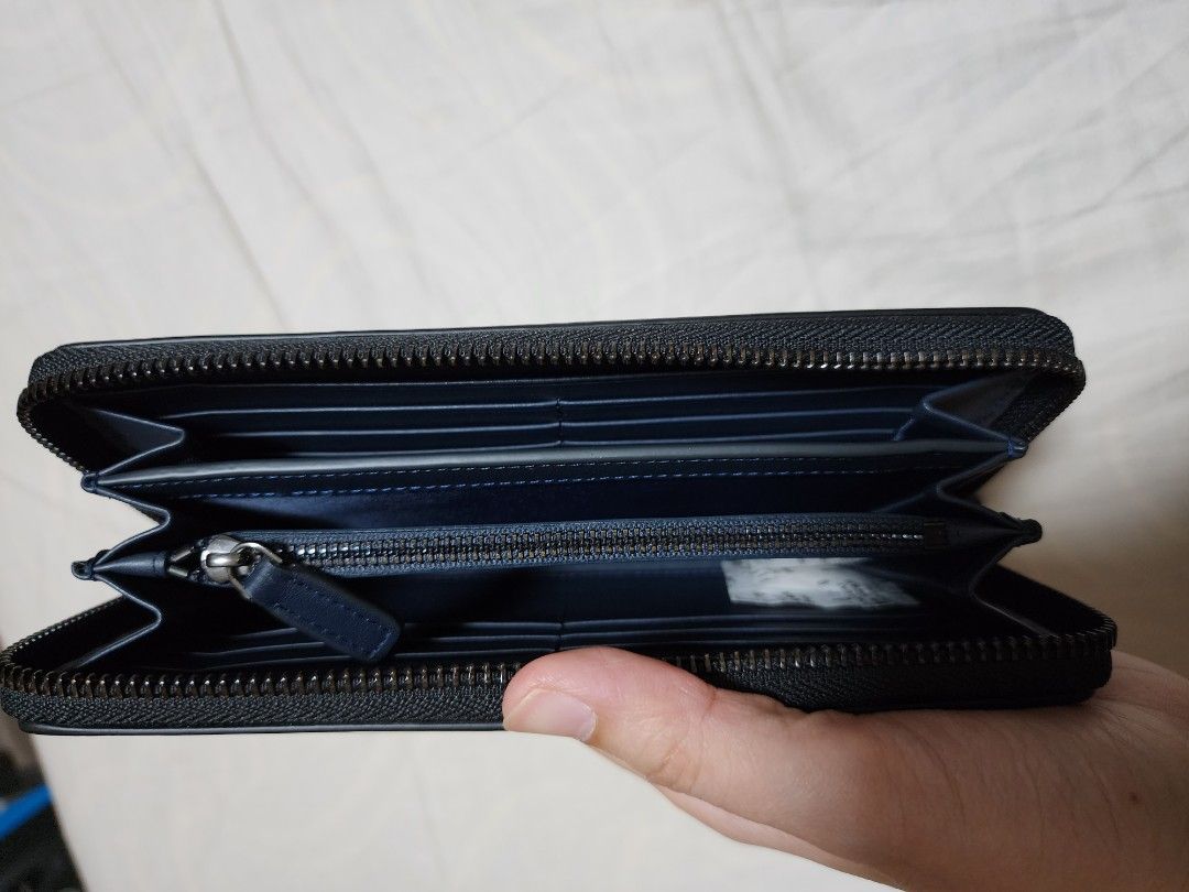 Pedro Black Leather Zip Around Long Wallet (Category: Wallets & Card holders) located in Manila. Submitted by iiivvvyyy02127 (Listing ID 1462189978, Image 2). Description: .