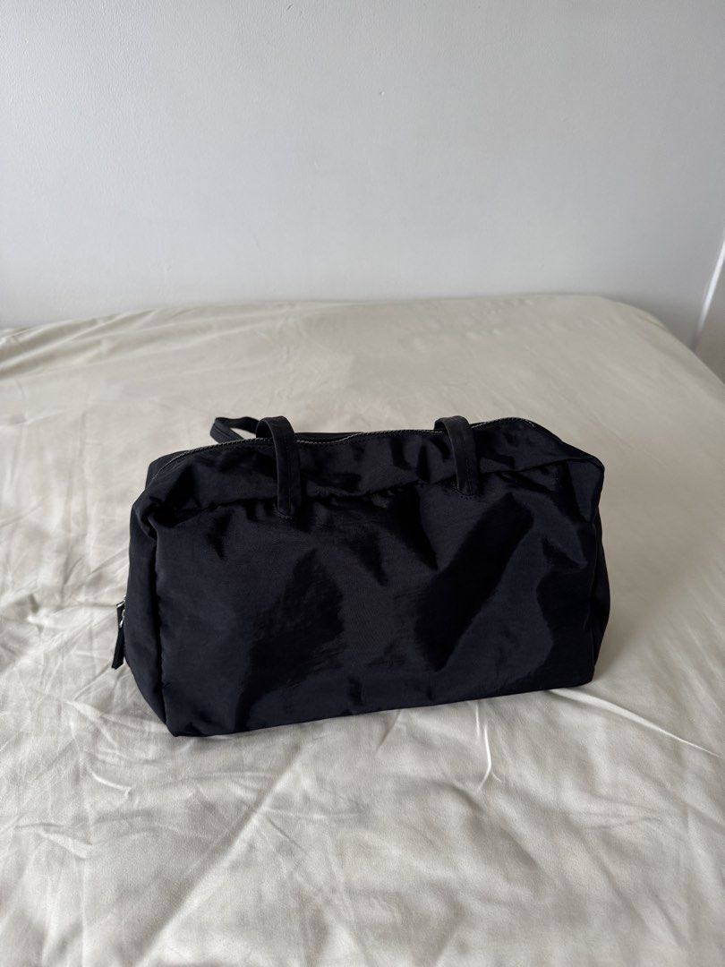 Penshoppe Bowler Bag Medium - Large (Category: Shoulder Bags) located in Mandaluyong City. Submitted by argdeclutter (Listing ID 1462138370, Image 3). Description: - Like new, used 1x - Medium to Large Size - Spacious & Good Nylon Quality .