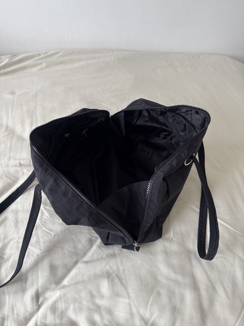 Penshoppe Bowler Bag Medium - Large (Category: Shoulder Bags) located in Mandaluyong City. Submitted by argdeclutter (Listing ID 1462138370, Image 2). Description: - Like new, used 1x - Medium to Large Size - Spacious & Good Nylon Quality .