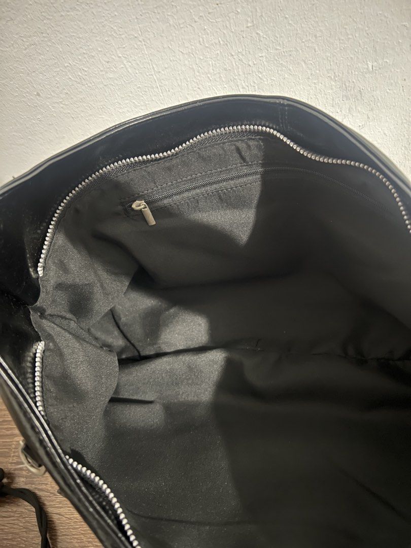 Penshoppe Leather Shoulder Bag (Category: Shoulder Bags) located in Makati City. Submitted by xizxz (Listing ID 1462099199, Image 2). Description: Brand-new spacious bag with tags and paper bag included. .