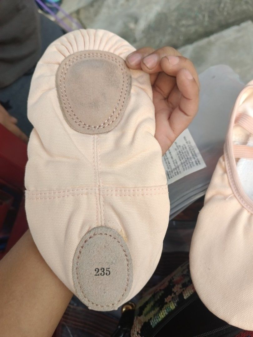 Pink Ballet Shoes with Elastic Straps (Category: Flats & Sandals) located in Valenzuela. Submitted by relchris22 (Listing ID 1462123060, Image 2). Description: - Pink ballet shoes - Size 235 - Elastic straps for a secure fit - Suede sole patches - Comfortable and flexible design - Ideal for dance practice and performances.