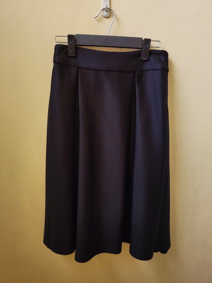 PINK MANILA Black Elegant Skirt (Category: Skirts) located in Quezon City. Submitted by teleh.reyes (Listing ID 1462066943, Image 1). Description: Small to Medium with few runs.
