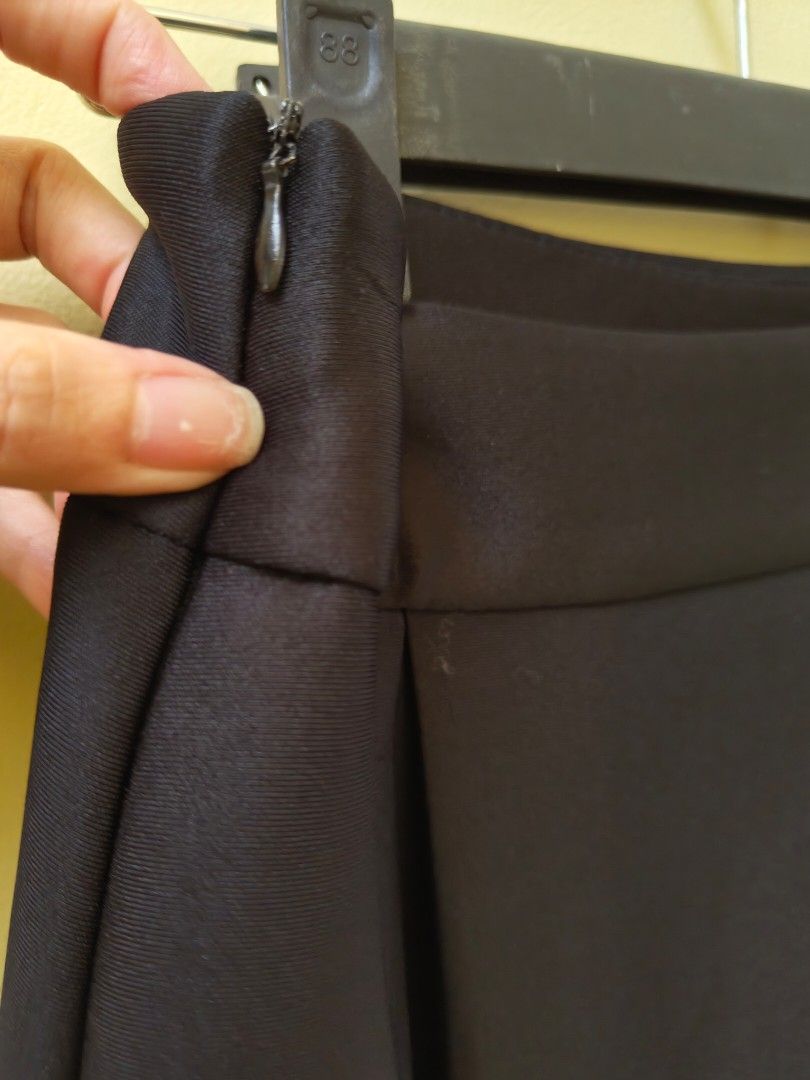 PINK MANILA Black Elegant Skirt (Category: Skirts) located in Quezon City. Submitted by teleh.reyes (Listing ID 1462066943, Image 3). Description: Small to Medium with few runs.