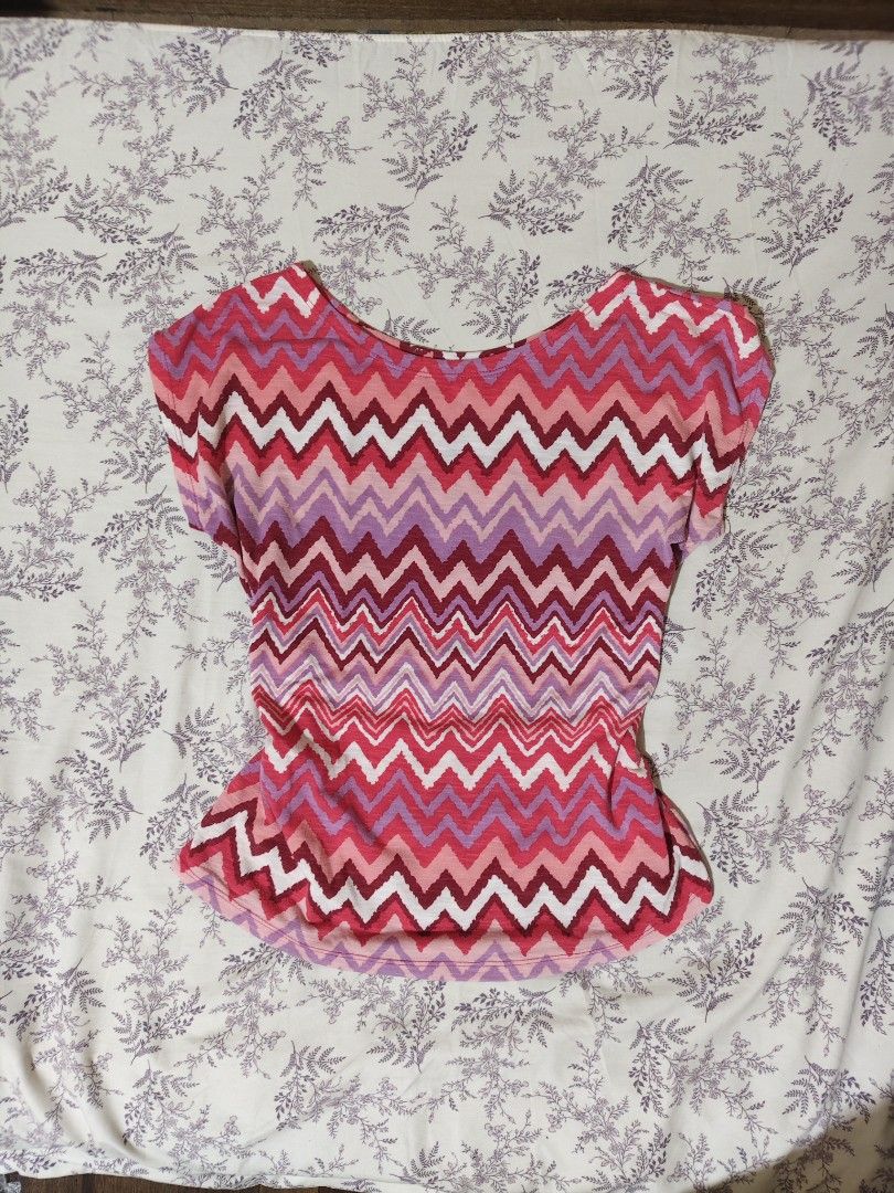 pink zigzag chevron pattern short-sleeve top (Category: Shirts) located in Bulacan. Submitted by angel.decluttersx (Listing ID 1462199677, Image 1). Description: s-m cotton fabric material no issue.