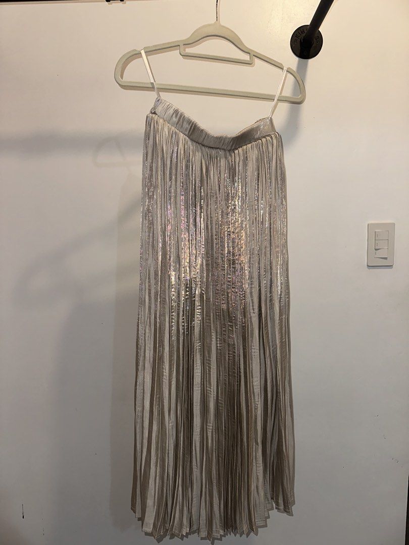 Pleated Maxi Skirt (Category: Skirts) located in Taguig. Submitted by juansevie143 (Listing ID 1462175310, Image 1). Description: .