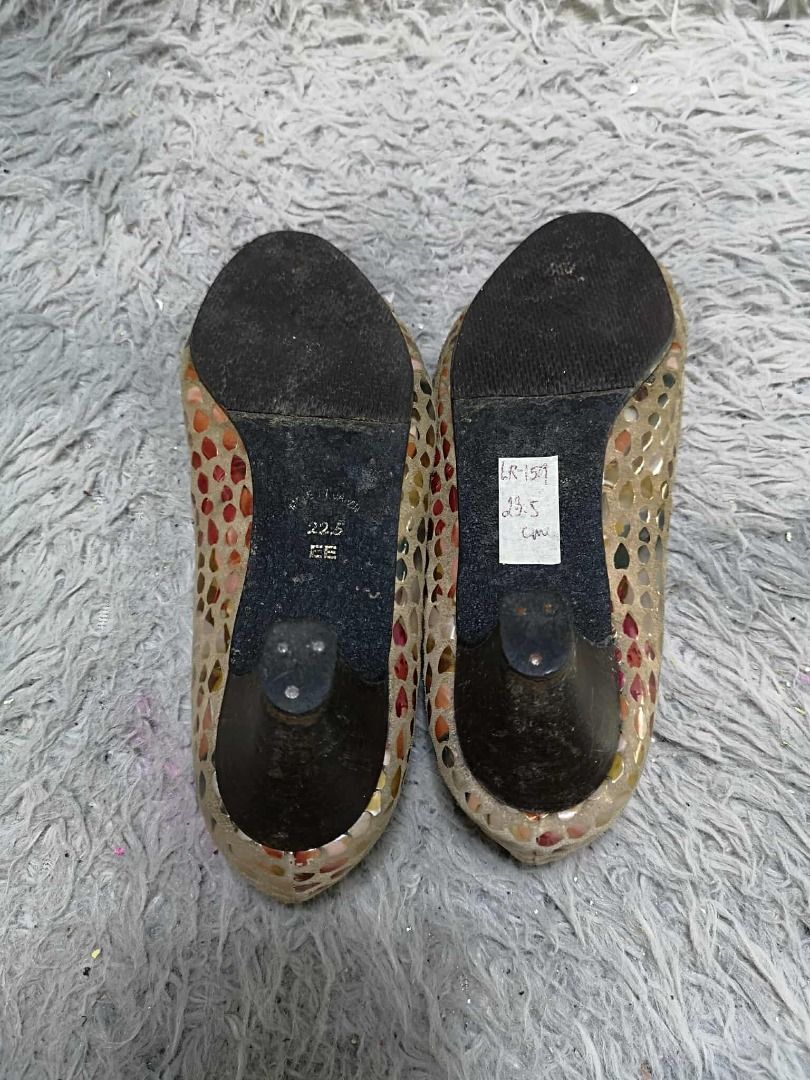 Pointed Toe Teardrop Pattern Low Heels (Category: Heels) located in Santa Cruz. Submitted by jmy_surplus.2 (Listing ID 1462088530, Image 2). Description: Size ; 23.5cm Color ; Brown Type ; Heels Brand ; No brand Material ; Synthetic Style ; Pointed Toe Low Heeled Shoes LR 159 JMY 4 Batch #220.