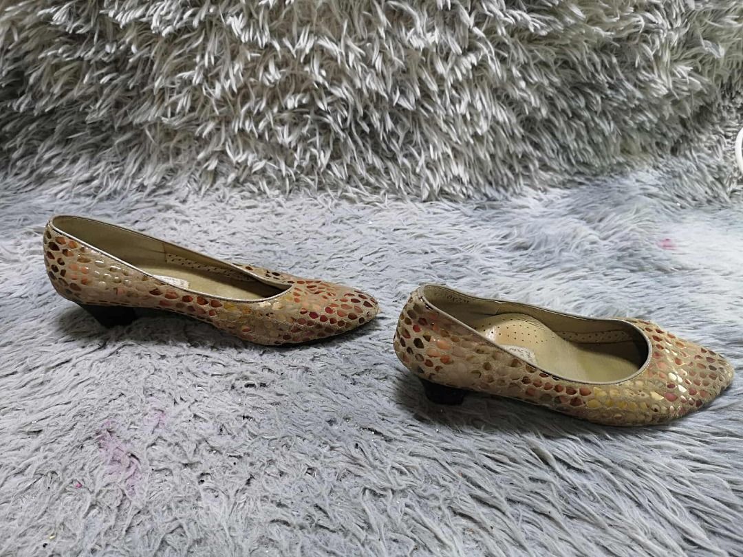 Pointed Toe Teardrop Pattern Low Heels (Category: Heels) located in Santa Cruz. Submitted by jmy_surplus.2 (Listing ID 1462088530, Image 3). Description: Size ; 23.5cm Color ; Brown Type ; Heels Brand ; No brand Material ; Synthetic Style ; Pointed Toe Low Heeled Shoes LR 159 JMY 4 Batch #220.