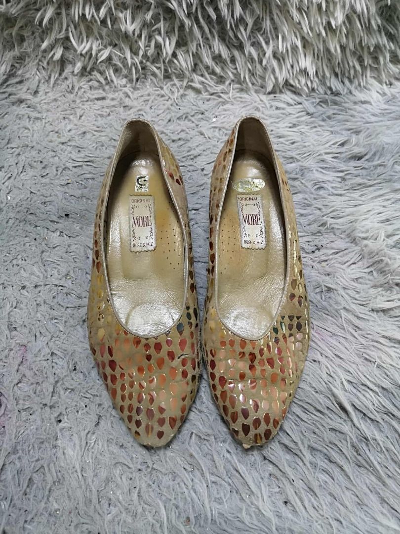 Pointed Toe Teardrop Pattern Low Heels (Category: Heels) located in Santa Cruz. Submitted by jmy_surplus.2 (Listing ID 1462088530, Image 1). Description: Size ; 23.5cm Color ; Brown Type ; Heels Brand ; No brand Material ; Synthetic Style ; Pointed Toe Low Heeled Shoes LR 159 JMY 4 Batch #220.