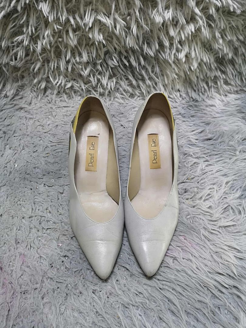 Pointed Toe Yellow Panel Snake Print Accent Low Heels (Category: Heels) located in Santa Cruz. Submitted by jmy_surplus.2 (Listing ID 1462085726, Image 2). Description: Size ; 23cm Color ; Grey , Yellow Type ; Heels Brand ; No brand Material ; Leather Style ; Matte Leather Low heeled Shoes LR 159 JMY 4 Batch #220.