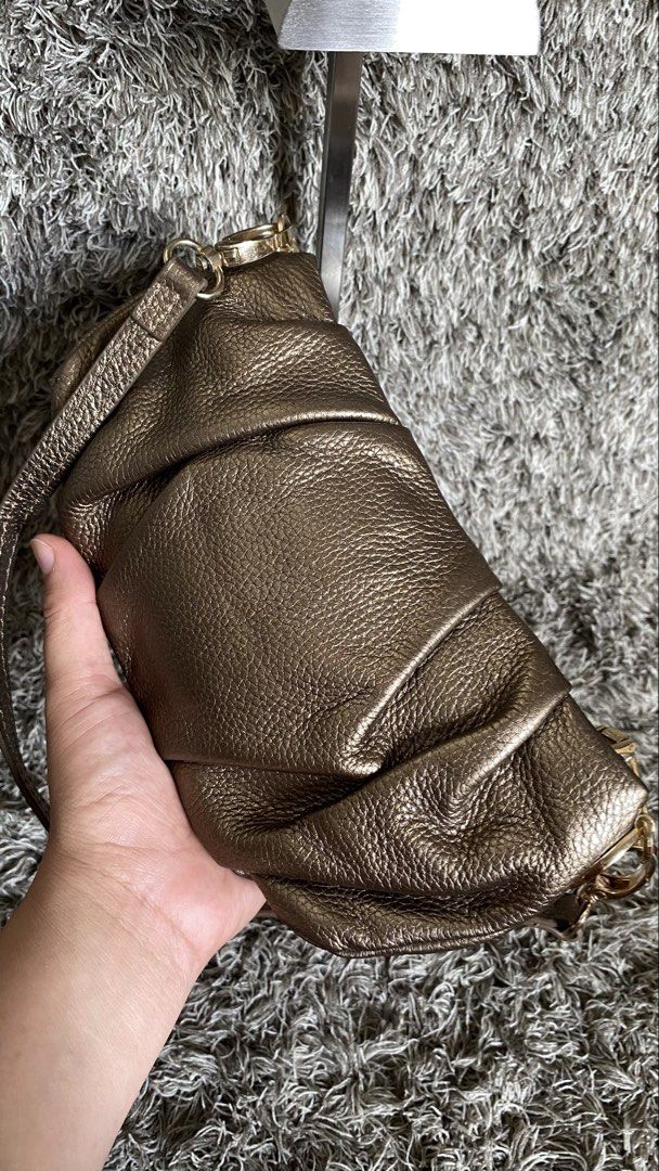 Prada small kili (Category: Luxury Bags & Wallets) located in Tagum. Submitted by amarasluxbag (Listing ID 1462086212, Image 3). Description: Super bet ng kulay neto Small size Leather Good condition Sign of use only.