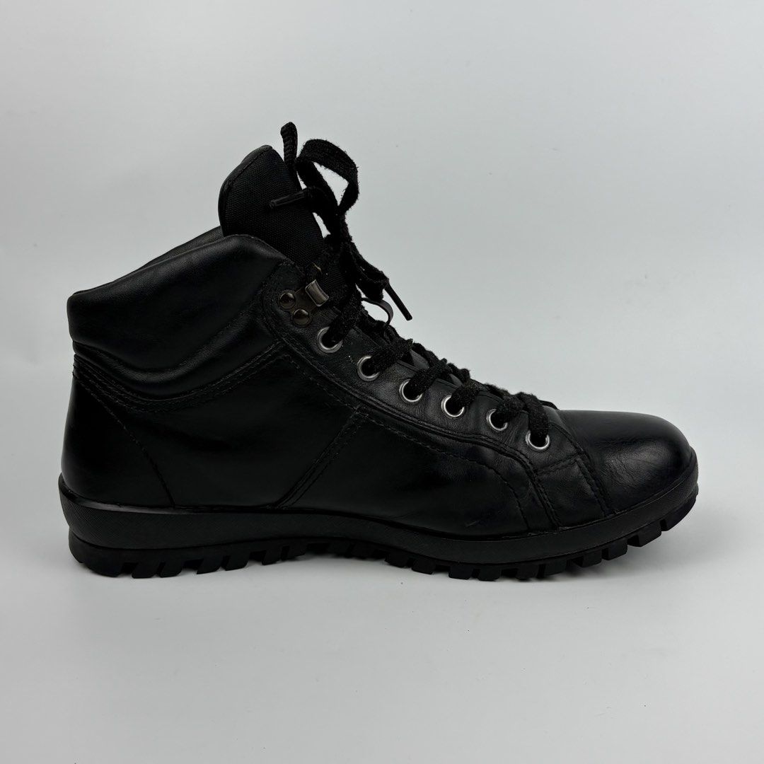 Prada Sports Hiking Boots (Category: Sneakers & Footwear) located in Bacolod City. Submitted by cast.archives (Listing ID 1462111057, Image 3). Description: Prada Sports Hiking Boots Size: 9 Condition: Good Flaw: Crack on sole pad and chip on outsole.