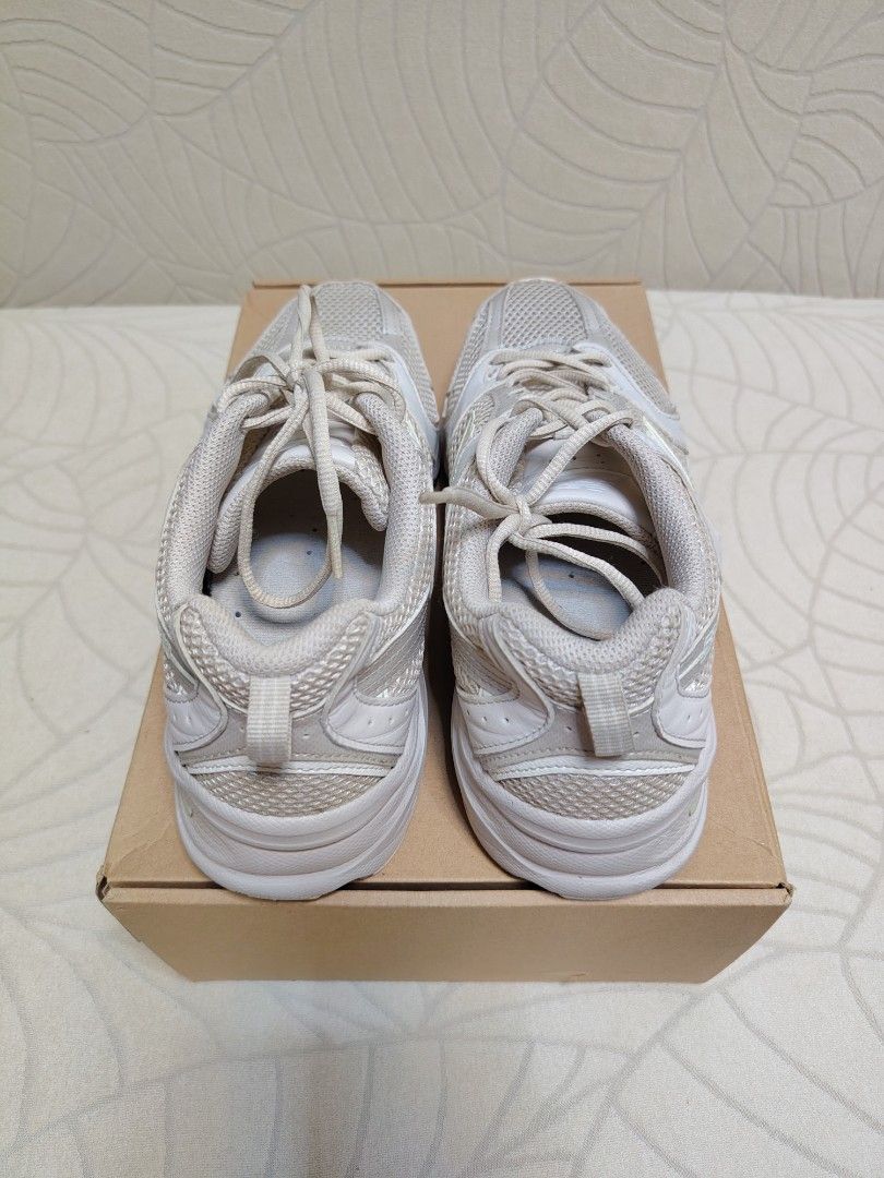 Pre loved (Category: Sneakers) located in Quezon City. Submitted by mew32toru (Listing ID 1462217952, Image 3). Description: All in very good condition. open for trade. RFS clearing stuffs.