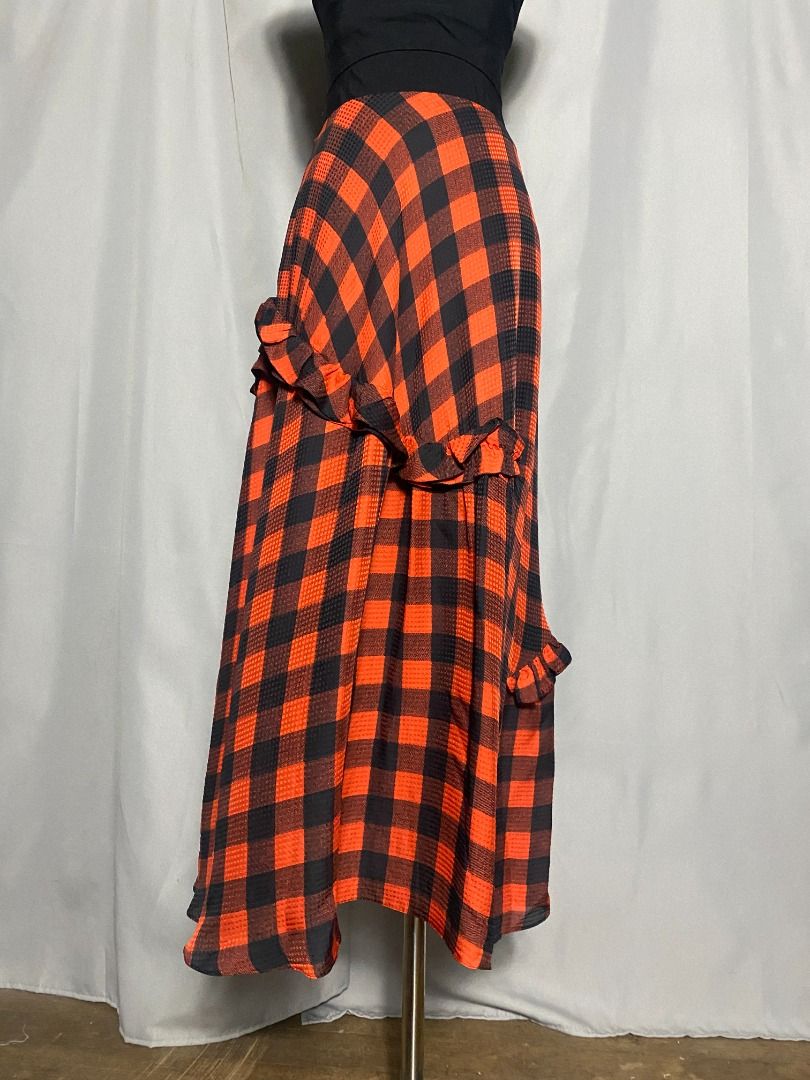 Preen by Thornton Bregazzi Checkered Maxi Skirt (Category: Skirts) located in Las Pinas. Submitted by ipickyou (Listing ID 1462192205, Image 2). Description: Unwashed Condition: 10/10 𝗠𝗲𝗮𝘀𝘂𝗿𝗲𝗺𝗲𝗻𝘁𝘀 𝘄𝗵𝗲𝗻 𝗹𝗮𝗶𝗱 𝗳𝗹𝗮𝘁: -Size M -Waist: 13 1/2” -Length: 34” .
