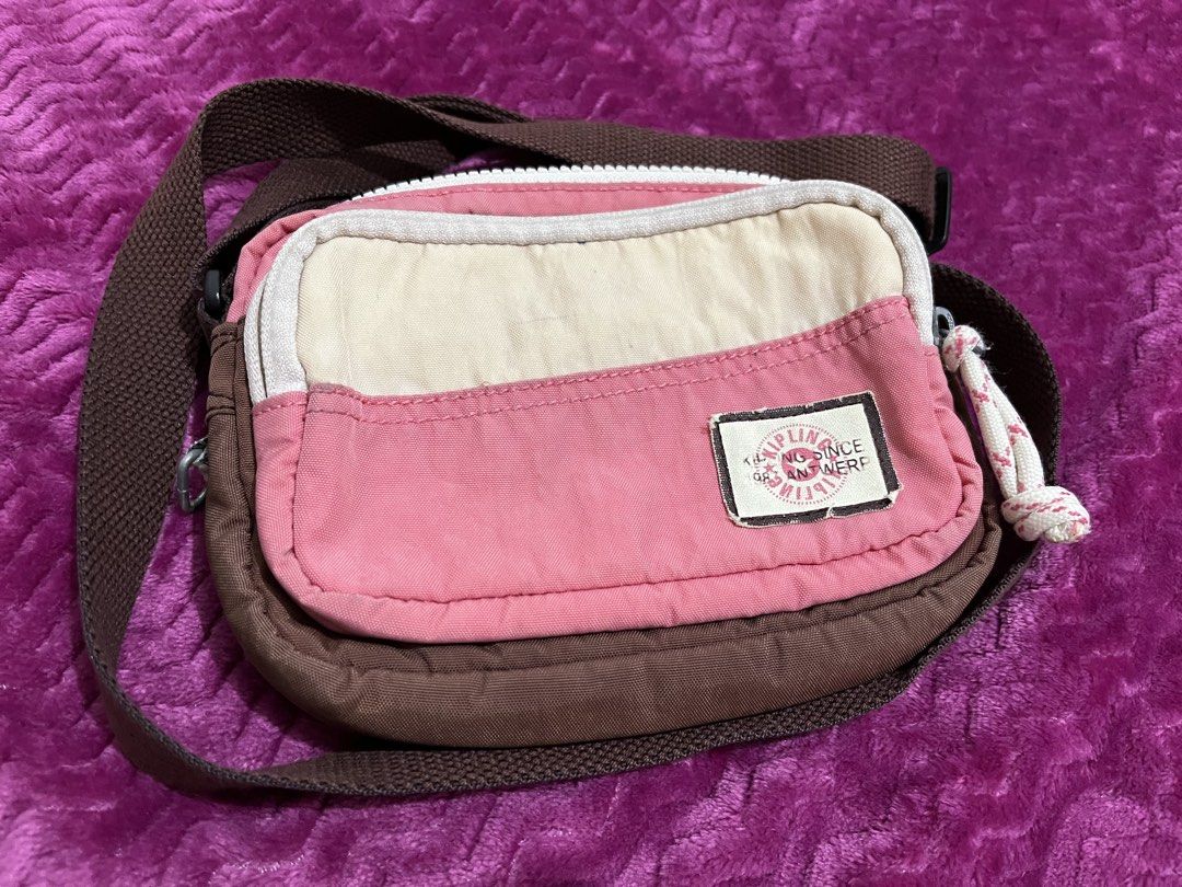 Preloved Authentic Kipling Sisko Small Crossbody Bag (Category: Cross-body Bags) located in Quezon City. Submitted by g0bblyg33kd0m (Listing ID 1462137265, Image 1). Description: 💖 Preloved Authentic Kipling Sisko Small Crossbody Bag 📌 In Valley Duo Pink colorway, featuring a multi-toned pink and cream nylon design with a brown base and adjustable strap 📏 Approximate Size: Width: 7 inches Height: 5 inches 🏷️ PRICE: ₱ 350 📌Guaranteed Authenti