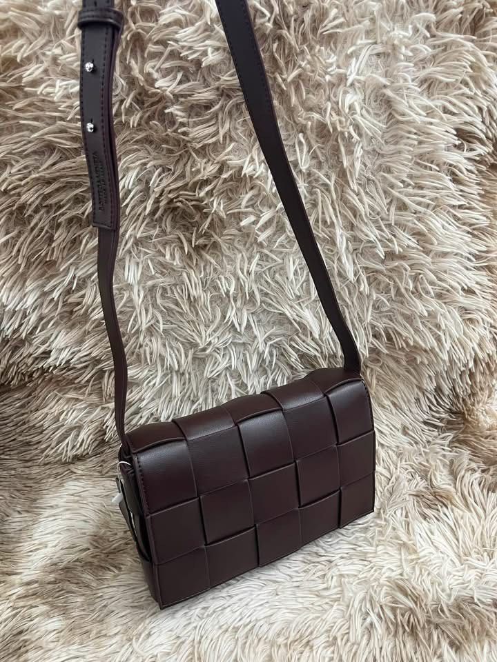 Preloved Bottega Bag (Category: Cross-body Bags) located in Manila. Submitted by bagsandmanymanymore1 (Listing ID 1462214487, Image 2). Description: Preloved Bottega Veneta Size 22cm Genuine leather Rare color to find Actual picture posted.