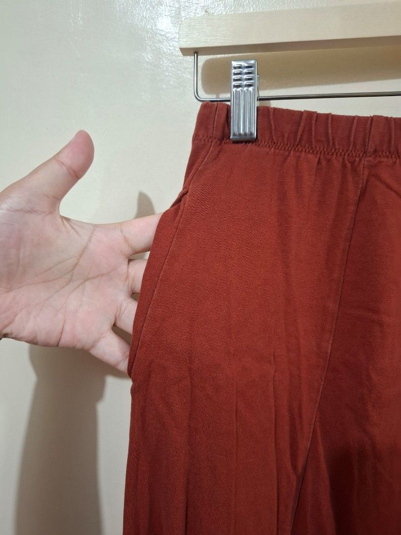 (Pre-loved) Long Uniqlo Skirt (Category: Skirts) located in Quezon City. Submitted by trendsbykikay (Listing ID 1462100242, Image 2). Description: Ready to wear skirt from Uniqlo. Size on tag is Large (65-75cm). Strechable. Color is Rust..