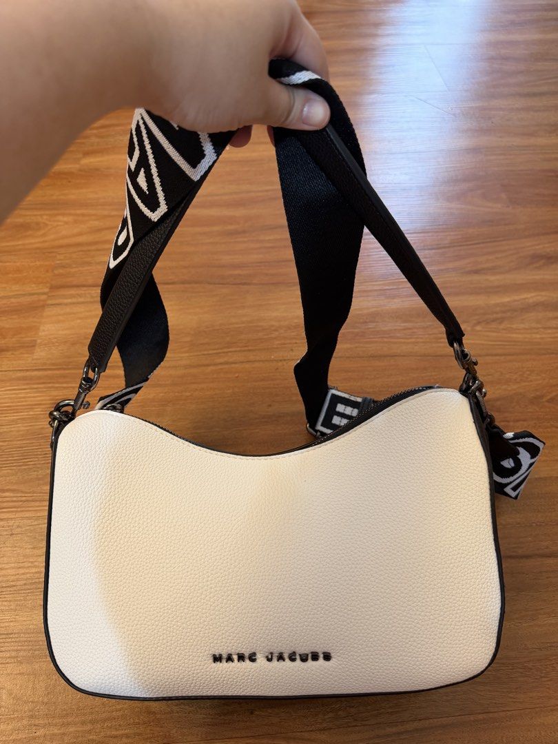 Pre-loved MJ Drifter Medium Shoulder & Sling - Black & White (Category: Cross-body Bags) located in Manila. Submitted by raschenriv14909 (Listing ID 1462212836, Image 2). Description: .