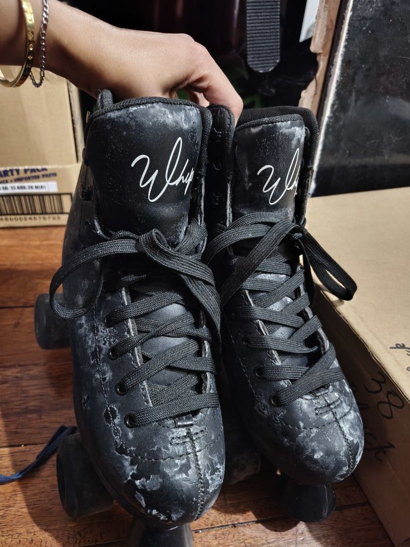Preloved roller skates from Chaser (Category: Skates, Rollerblades & Scooters) located in Pasig City. Submitted by picknthriftcollex.ph (Listing ID 1462116365, Image 1). Description: 2-5x lang nagamit nag practice lang tinamad na 😅 , Natambak lang s box kaya ganyan na po itsura (₱2k+ nabili sa mall) need to dispose bawas gamit di na kasi nagagamit Loc Pasig Pickup/J&t / Meetup.