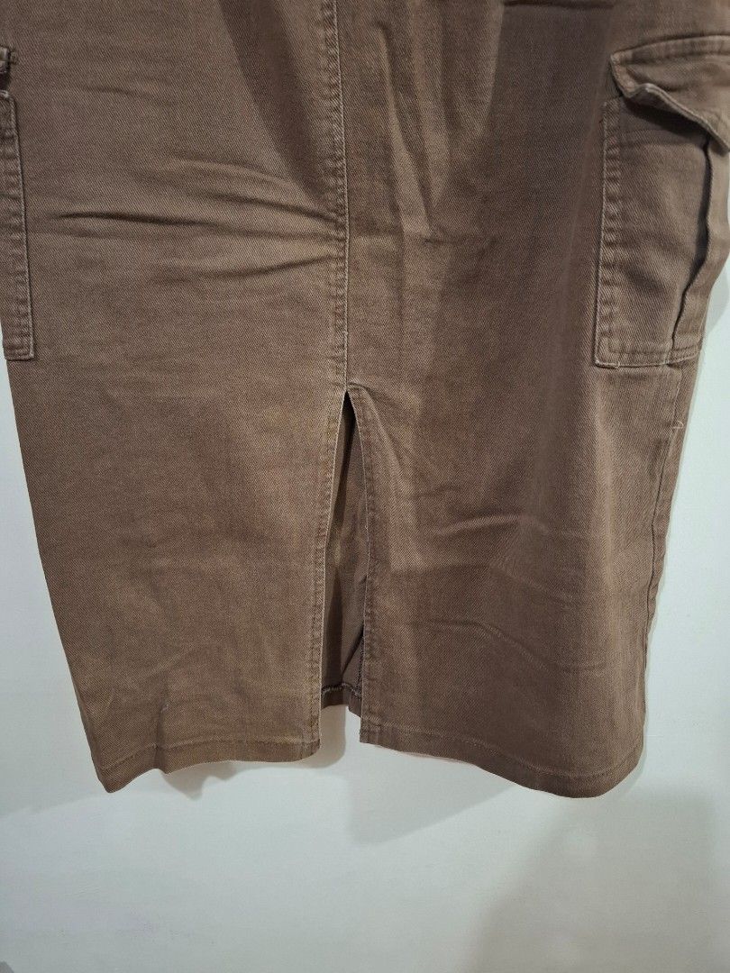 (Pre-loved) Skirt (Category: Skirts) located in Quezon City. Submitted by trendsbykikay (Listing ID 1462099685, Image 2). Description: Ready to wear skirt! di ko lang po na plantsa. size on tag is Large (semi-strechable) with slit at the back (see 2nd photo) 4-pocket.